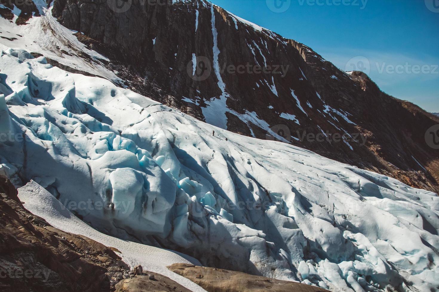 uno splendido scenario sulle montagne e il paesaggio del ghiacciaio svartisen in norvegia punti di riferimento della natura scandinava concetto di ecologia. neve blu e ghiaccio foto