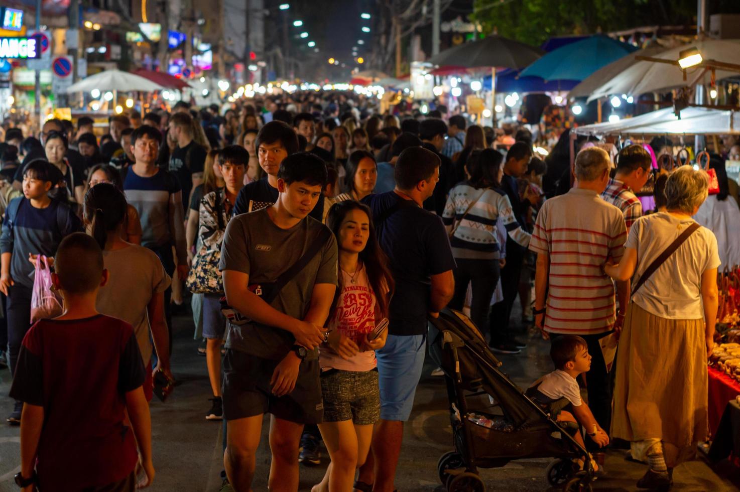 chiang mai walking street chiang mai thailandia 12 gennaio 2020un mercato di artigianato locale fatto di setaceramicametallovetrolegno o arte e cibo i turisti tailandesi e gli stranieri amano passeggiare e fare shopping foto