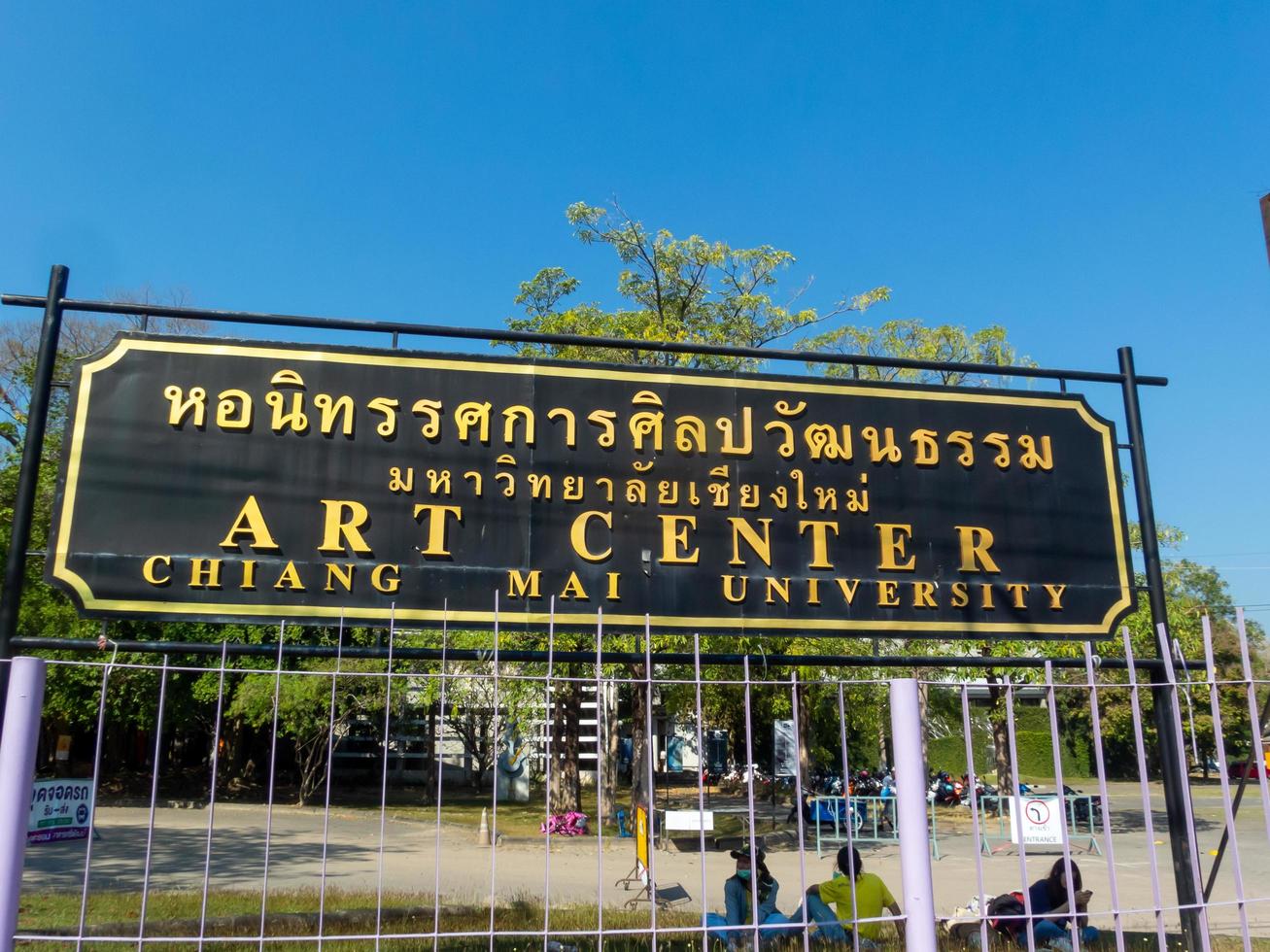 chiang mai thailandia11 gennaio 2020 il cartello mostra il nome della sala espositiva di arte e cultura dell'università di chiang mai. foto