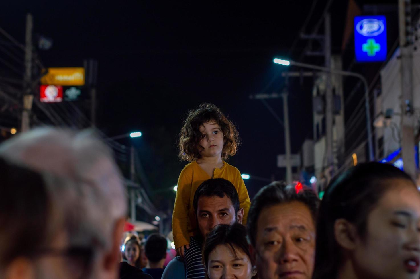 chiang mai walking street chiang mai thailandia 12 gennaio 2020un mercato di artigianato locale fatto di setaceramicametallovetrolegno o arte e cibo i turisti tailandesi e gli stranieri amano passeggiare e fare shopping foto