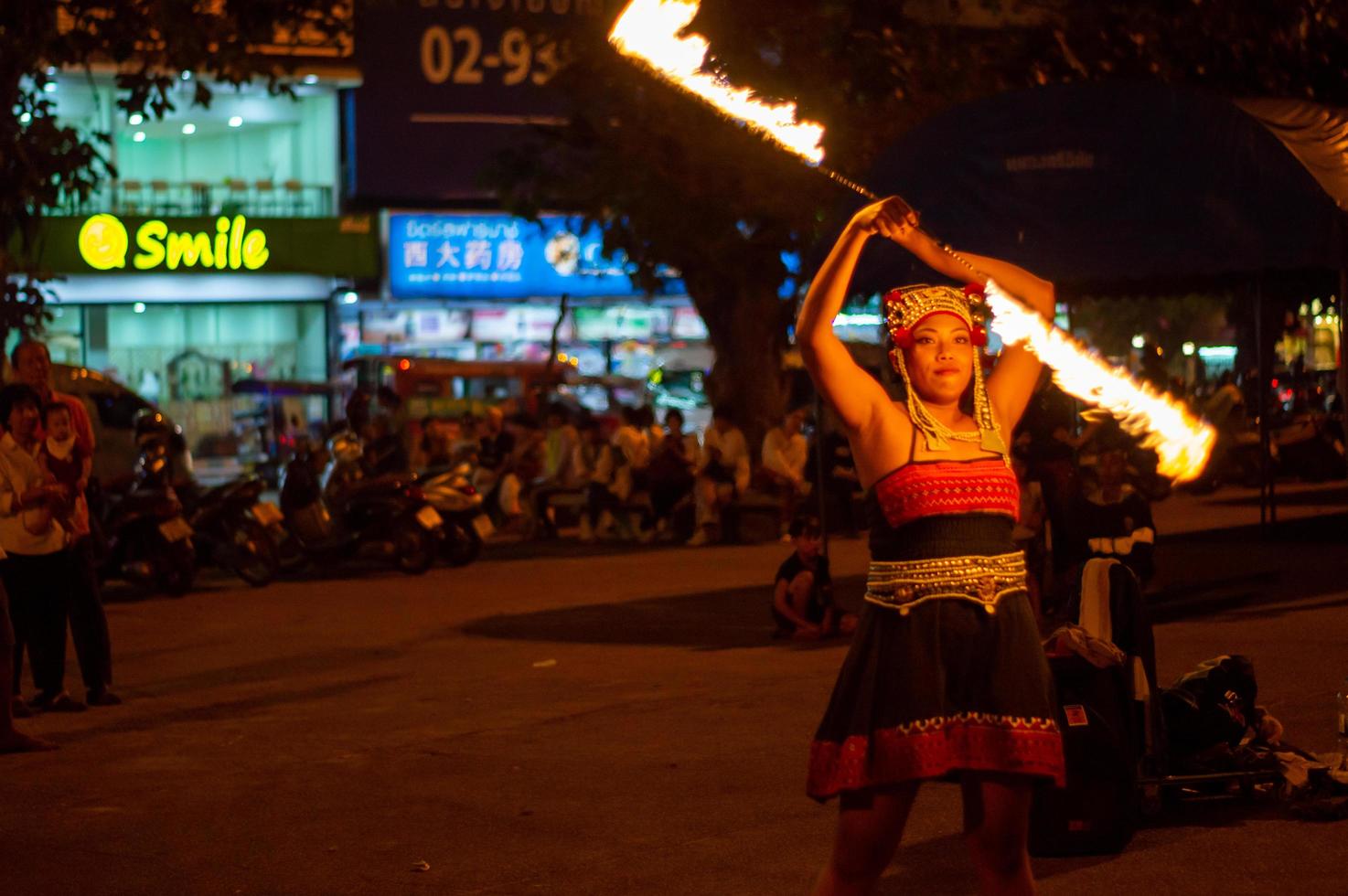 chiang mai walking street chiang mai thailand12 gennaio 2020 spettacolo di strada a chiang mai walking street turisti surf guardano spettacoli e scattano foto sia con il canto che con altre esibizioni.