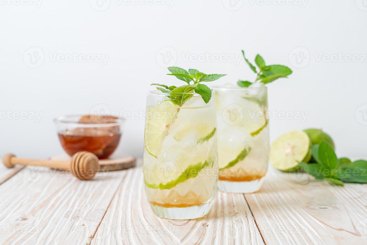 Miele ghiacciato e soda al lime con menta foto