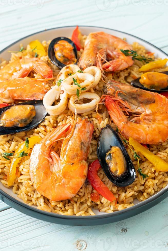 paella di mare con gamberi, vongole, cozze su riso allo zafferano foto