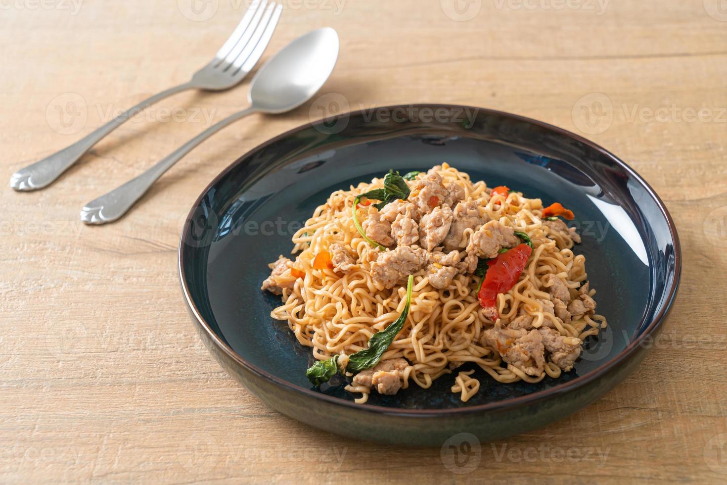 noodles istantanei saltati in padella con basilico e carne di maiale macinata foto