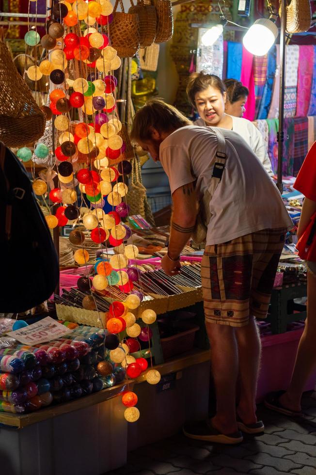 chiang mai walking street chiang mai thailandia 12 gennaio 2020un mercato di artigianato locale fatto di setaceramicametallovetrolegno o arte e cibo i turisti tailandesi e gli stranieri amano passeggiare e fare shopping foto