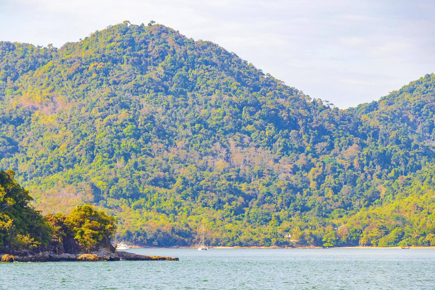 isole paradisiache tropicali koh phayam koh chang paesaggio ranong thailandia. foto