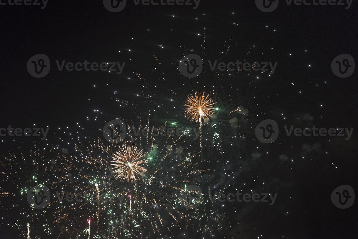 fuochi d'artificio nel cielo notturno in vacanza. foto