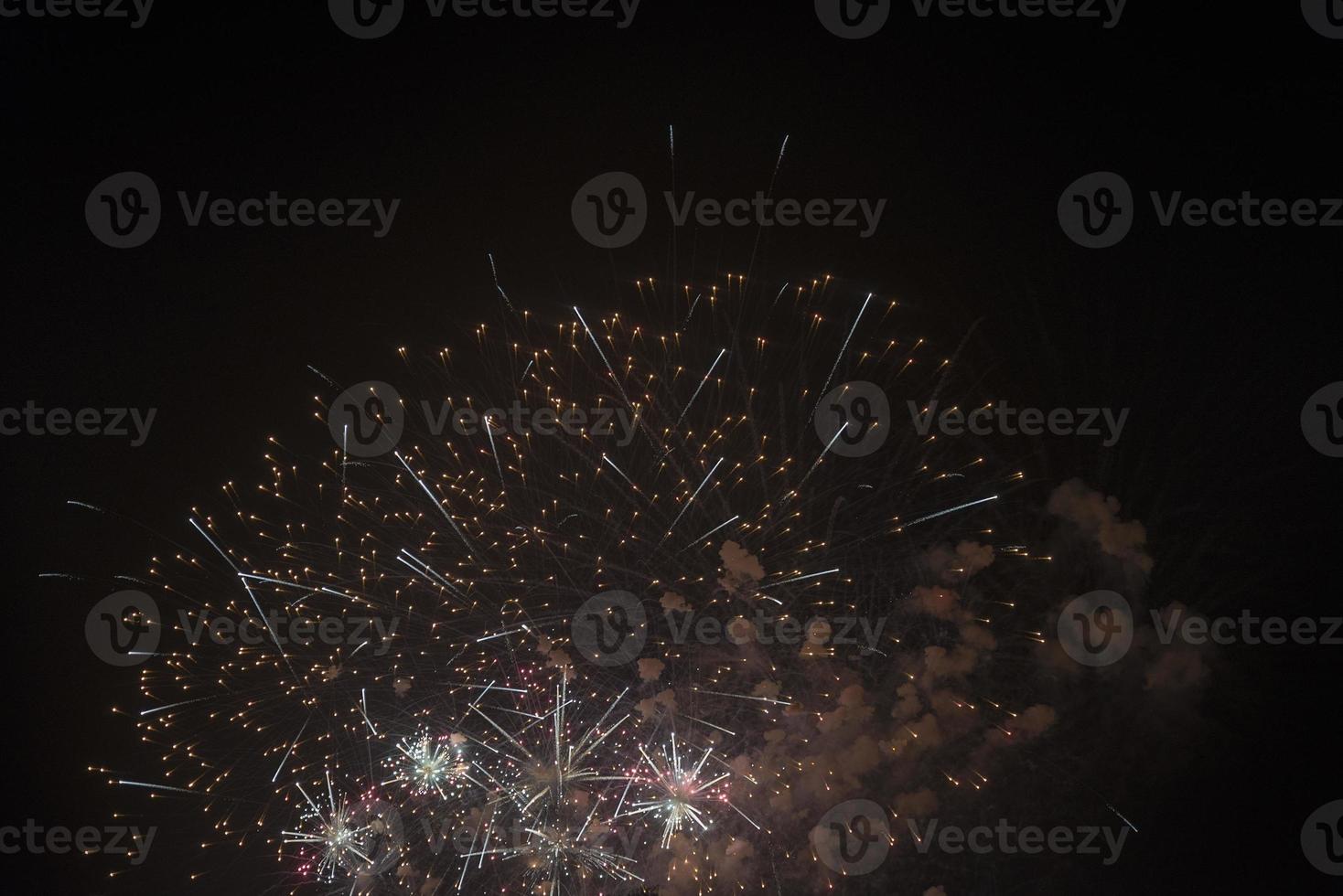 fuochi d'artificio nel cielo notturno in vacanza. foto