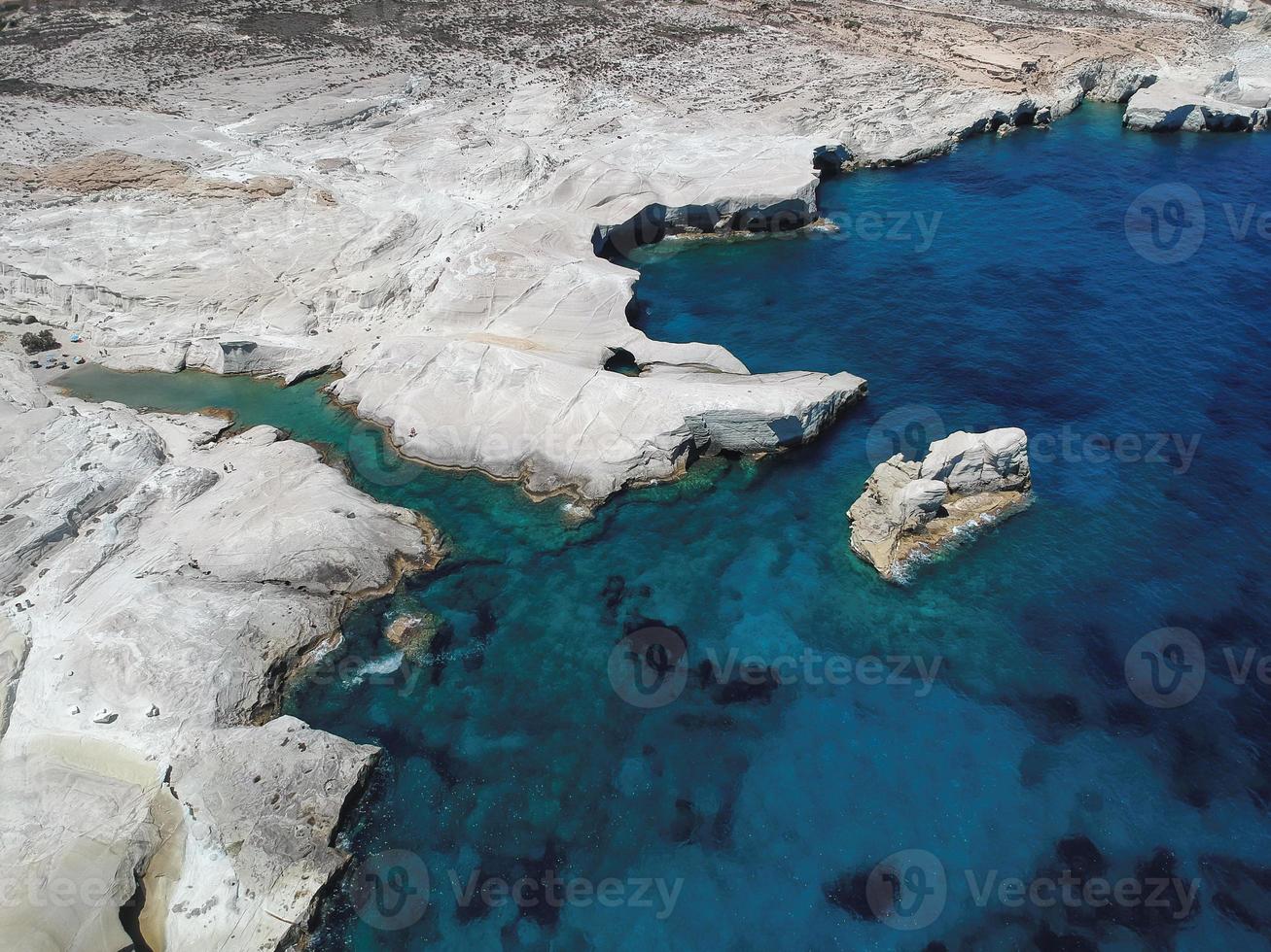 paesaggio lunare vicino alla spiaggia di sarakiniko sull'isola di milos, in grecia. foto