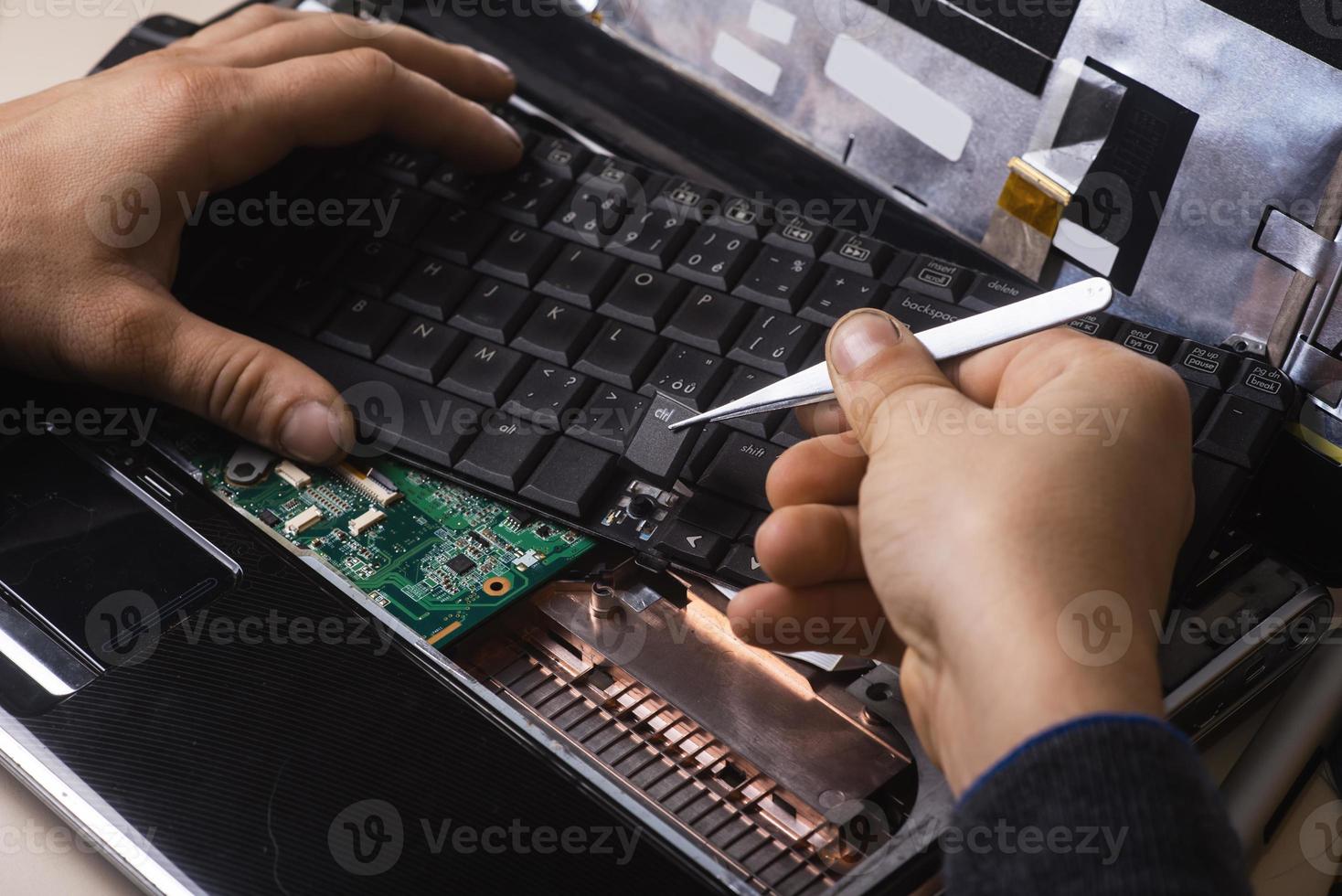 la procedura guidata ripara il laptop con strumenti e mani foto
