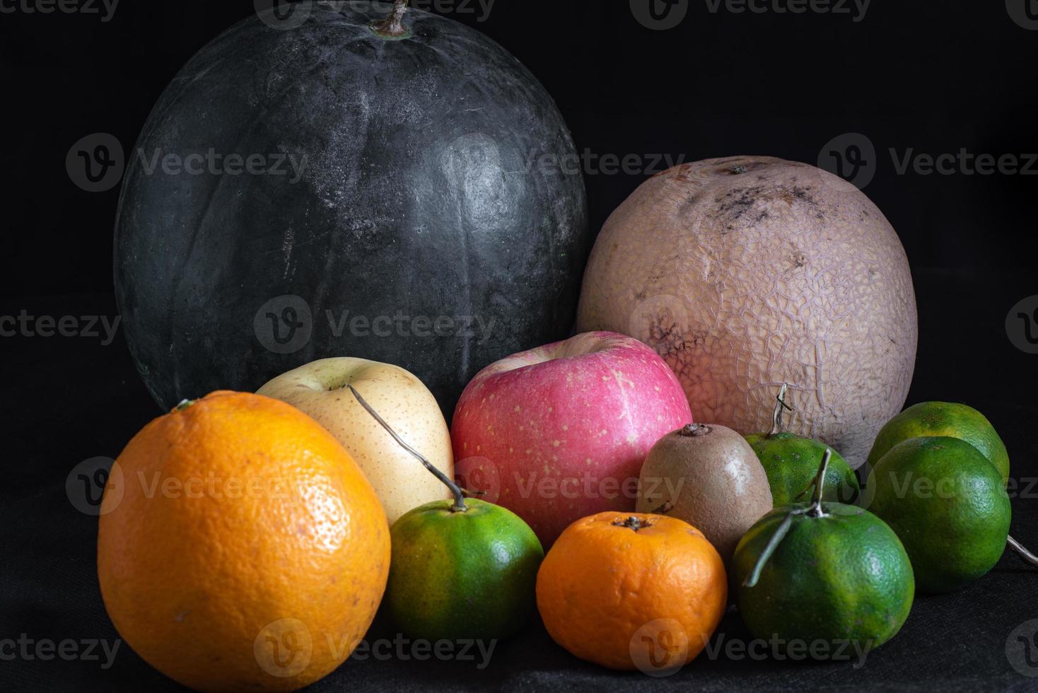 frutti su sfondo nero foto