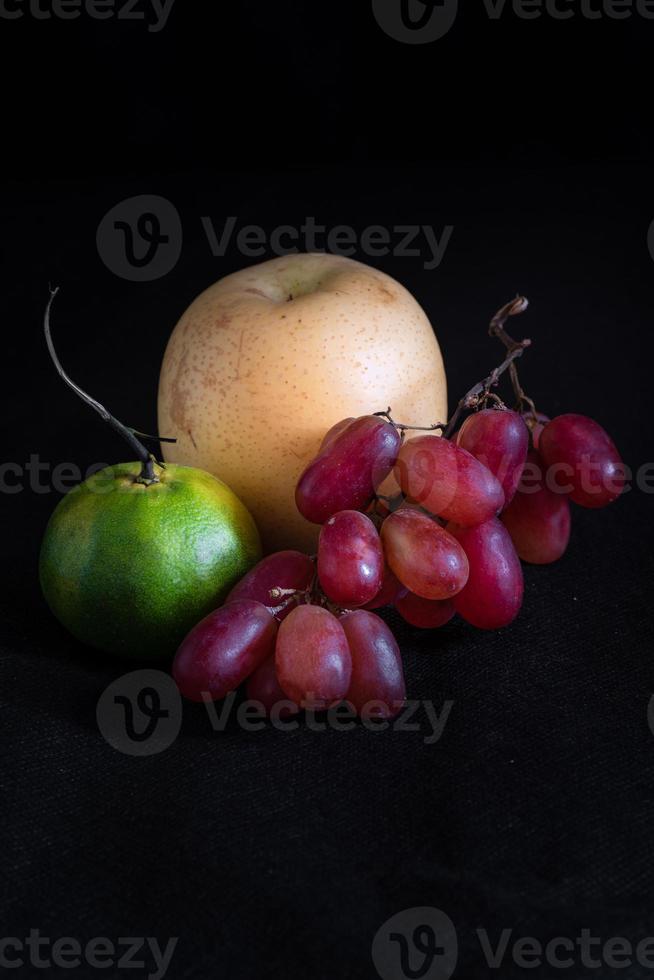 frutta assortita su sfondo nero foto