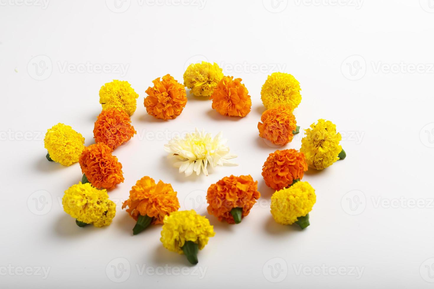 design rangoli di fiori di calendula per il festival di diwali, decorazione floreale del festival indiano foto