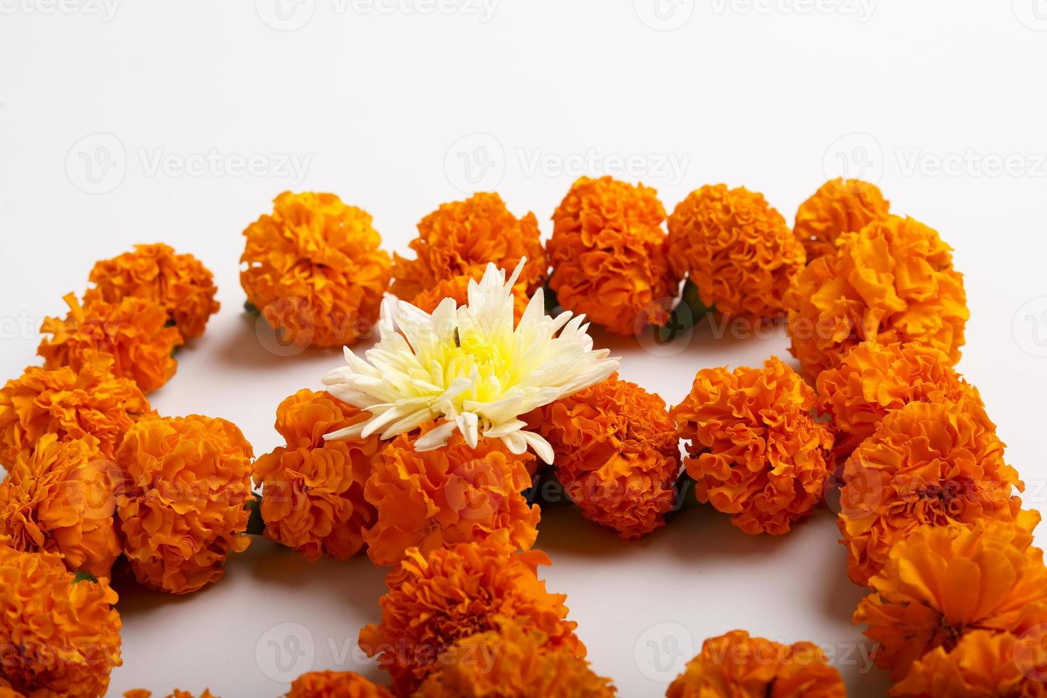 design rangoli di fiori di calendula con lampade a olio per il festival di diwali. foto