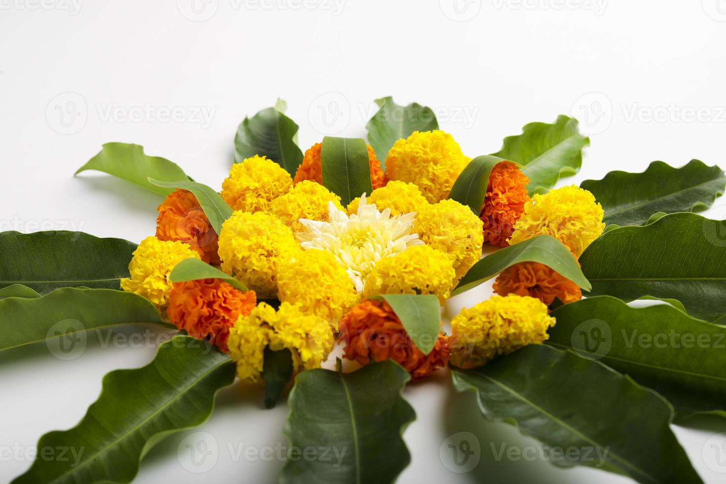 design rangoli di fiori di calendula per il festival di diwali, decorazione floreale del festival indiano foto