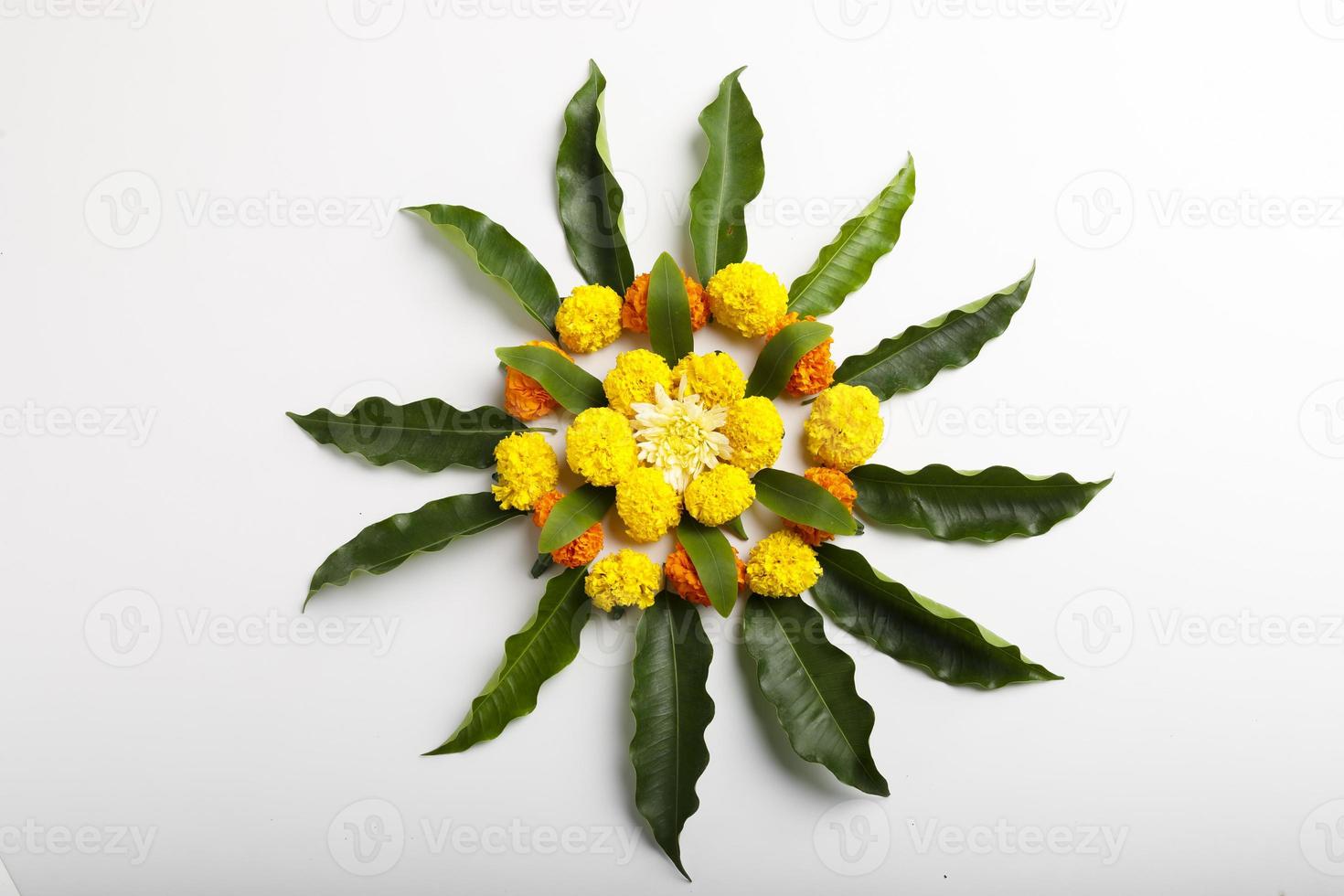 design rangoli di fiori di calendula per il festival di diwali, decorazione floreale del festival indiano foto