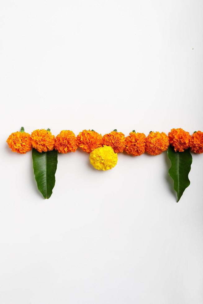 design rangoli di fiori di calendula per il festival di diwali, decorazione floreale del festival indiano foto