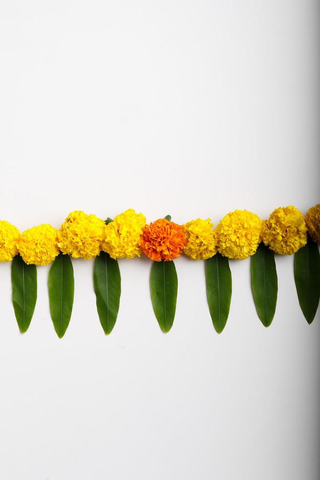 design rangoli di fiori di calendula per il festival di diwali, decorazione floreale del festival indiano foto