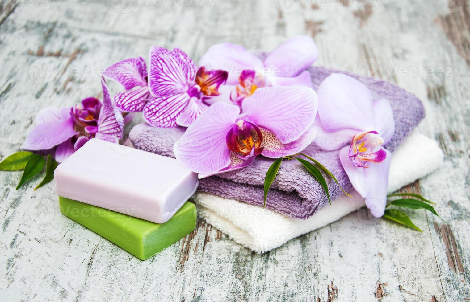 sapone fatto a mano e orchidee viola foto