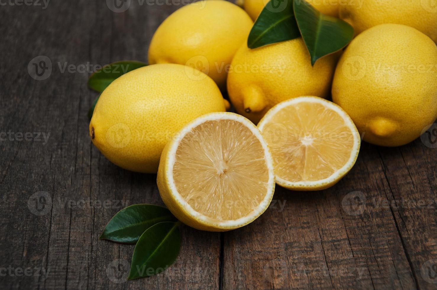 limoni freschi maturi foto