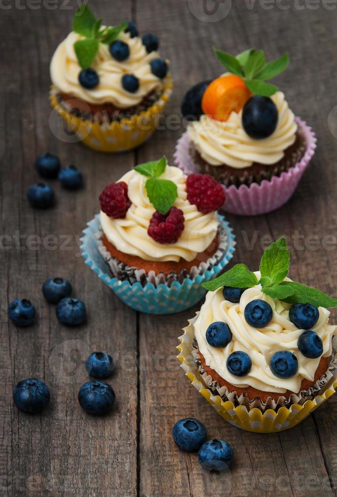cupcakes con frutti di bosco freschi foto
