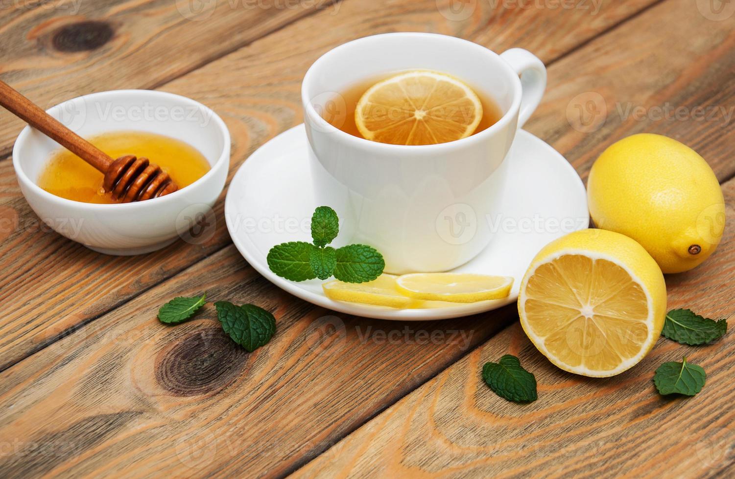 tazza di tè con limone e zenzero foto