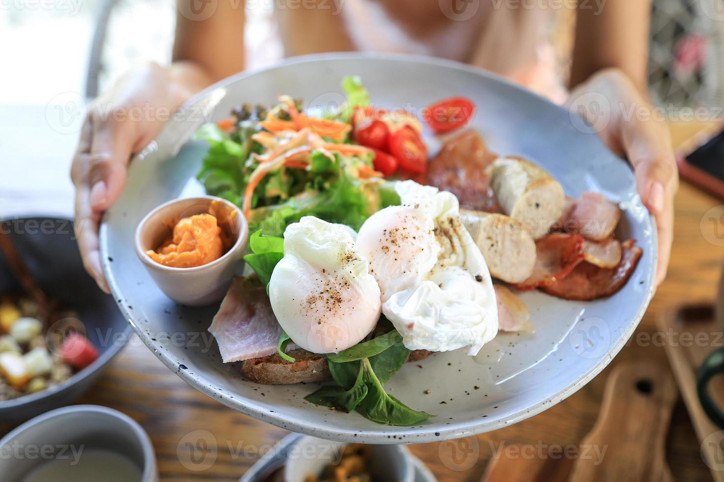 menu a base di uova alla benedict per l'assistenza sanitaria mangiare a colazione oa pranzo nella vita di tutti i giorni foto