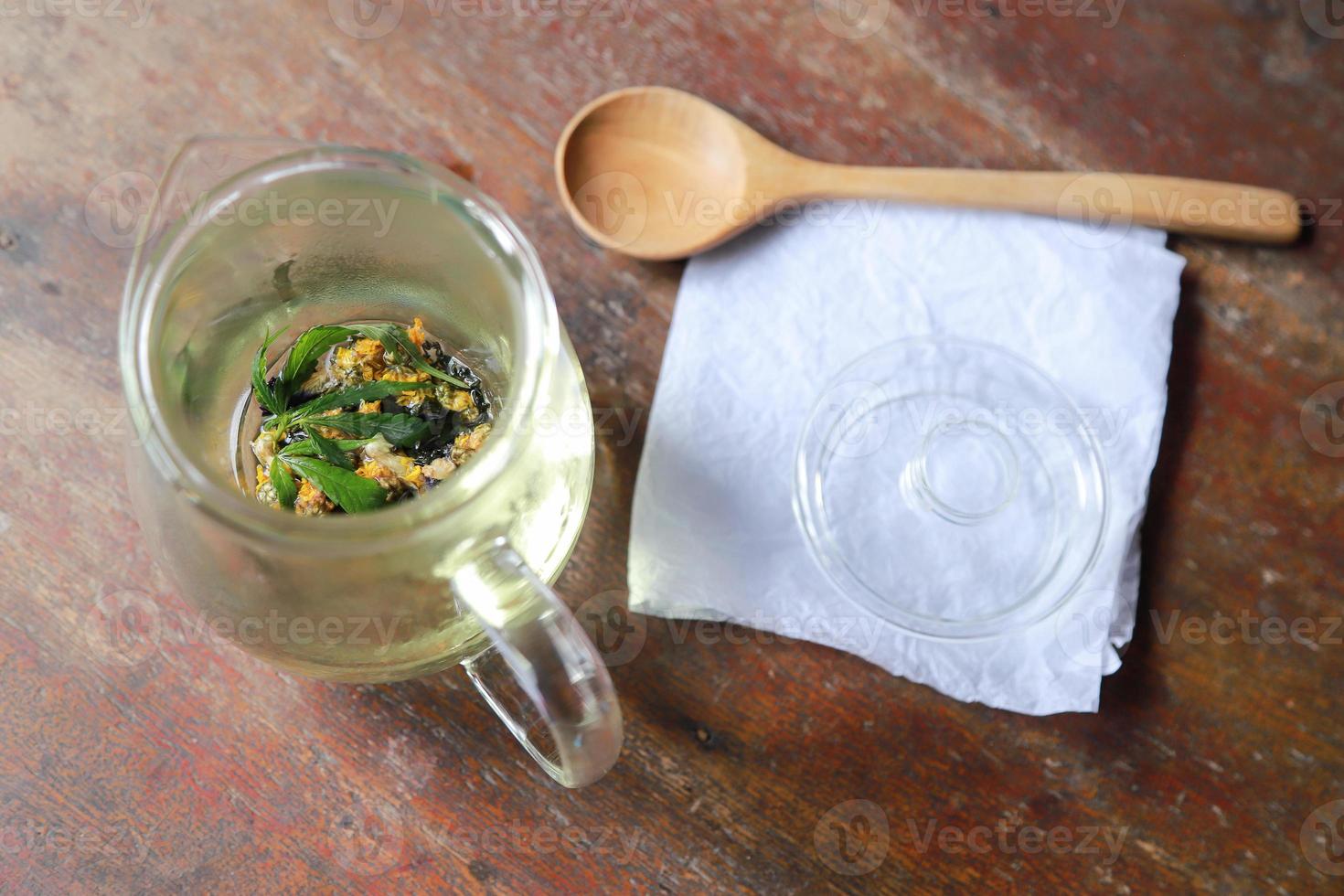 tè ai fiori in barattolo di vetro con foglia di cannabis per bere un aroma sano foto