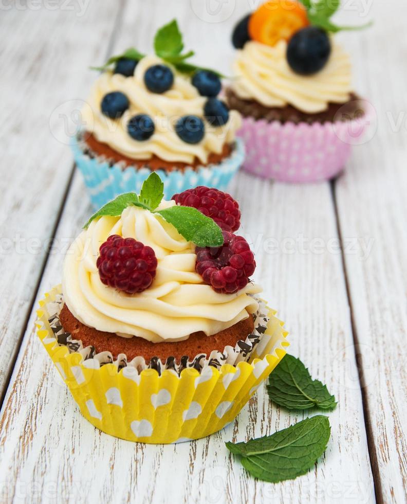 cupcakes con frutti di bosco freschi foto