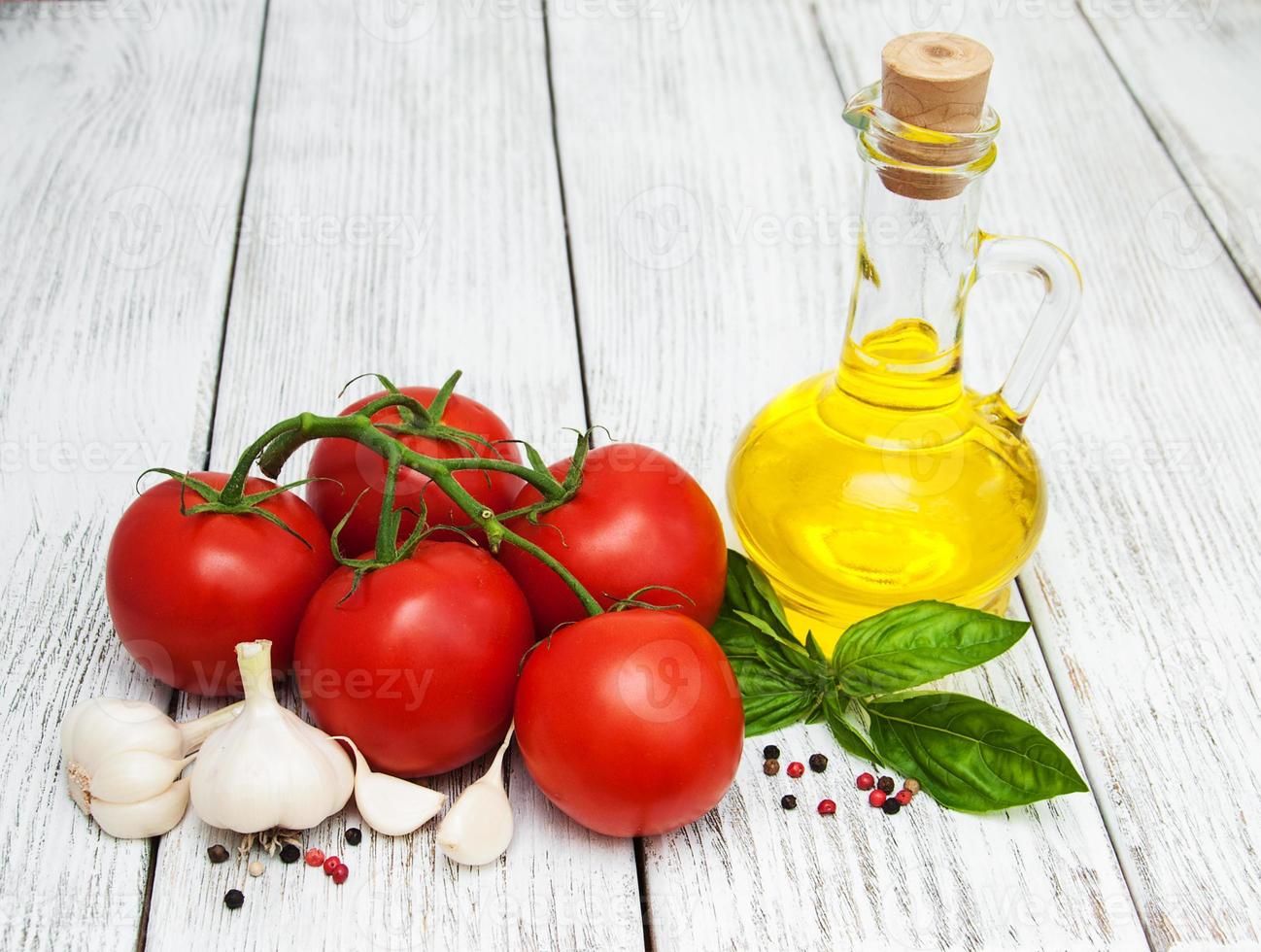 pomodori biologici olio d'oliva e aglio foto
