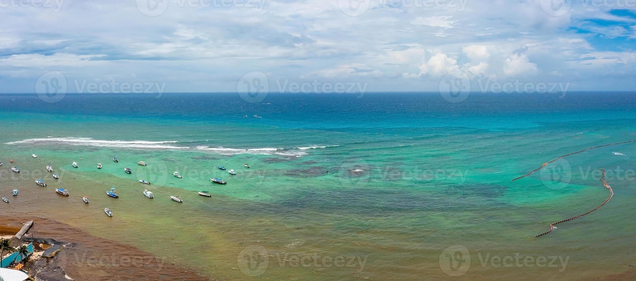vista aerea di molte barche a vela che si ancorano accanto alla barriera corallina. foto