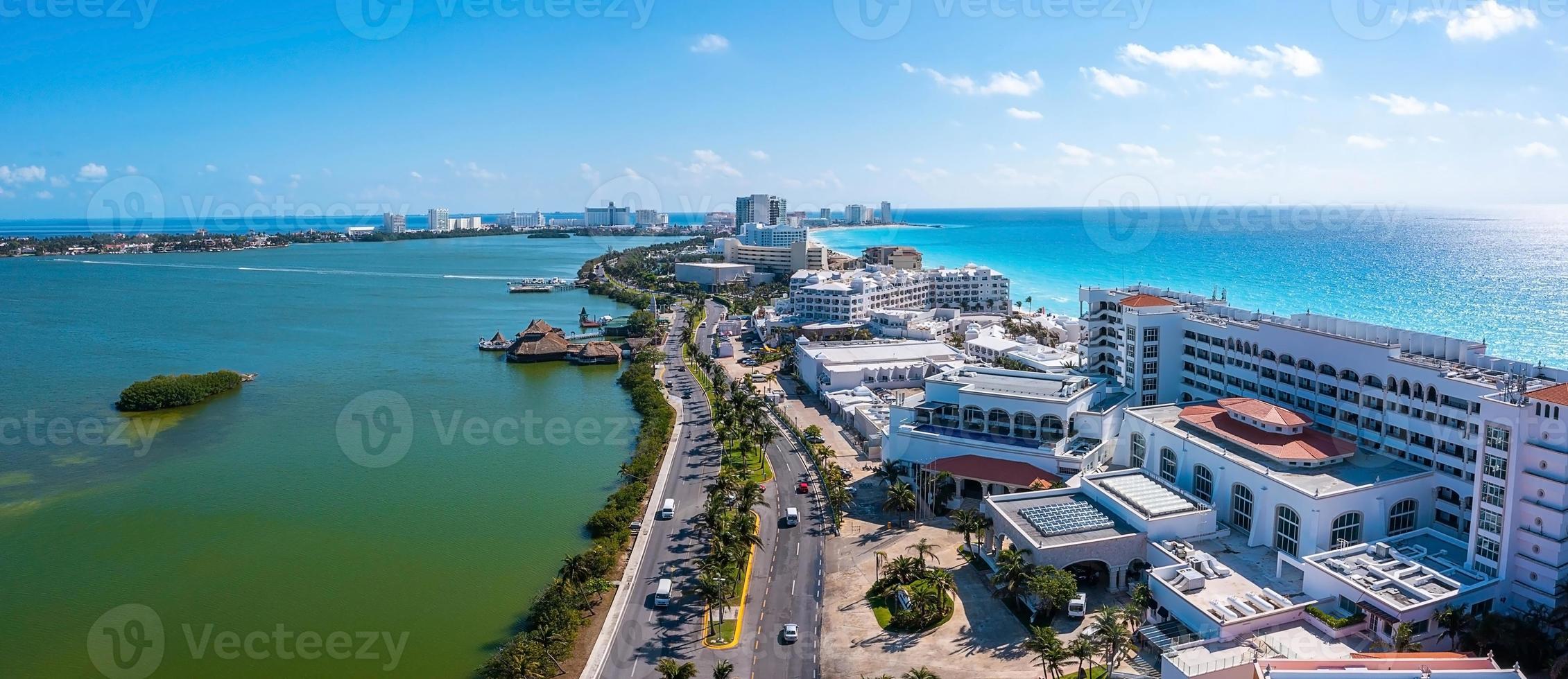 veduta aerea della spiaggia di punta norte, cancun, messico. foto