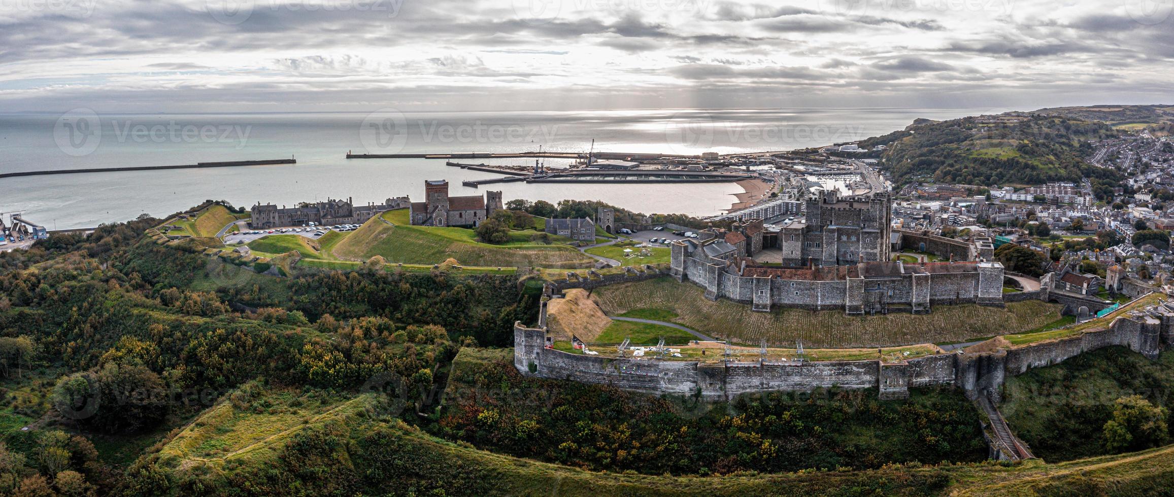 veduta aerea del castello di dover. la più iconica di tutte le fortezze inglesi. foto