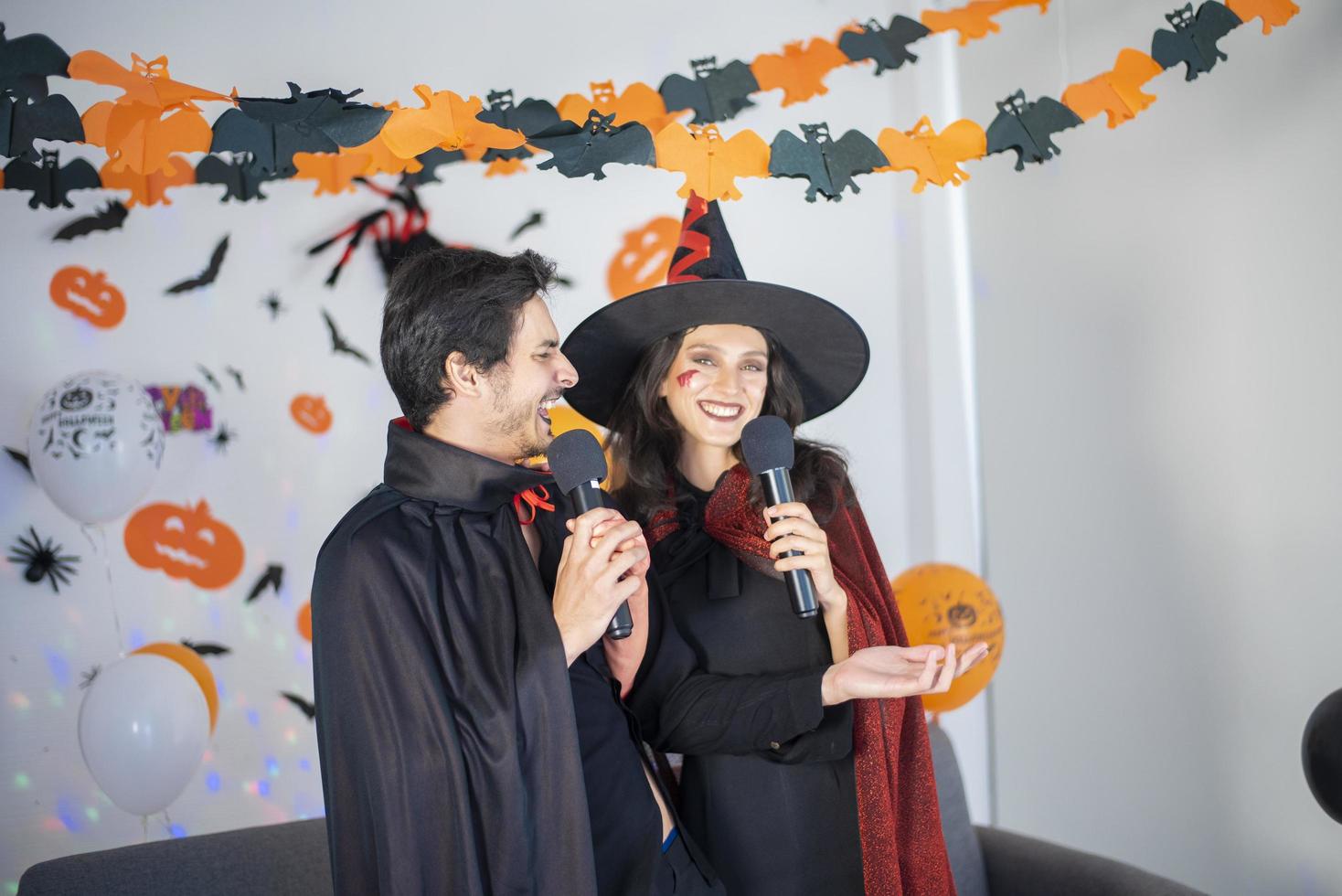 coppia felice di amore in costumi e trucco per una celebrazione di halloween foto