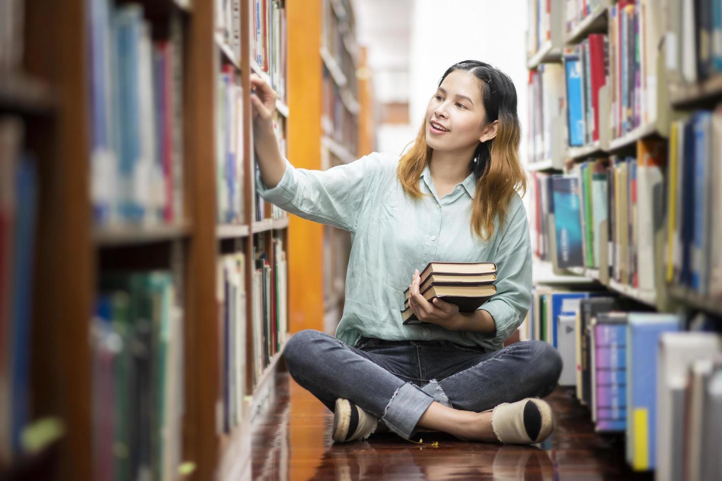 felice giovane studente universitario asiatico. foto