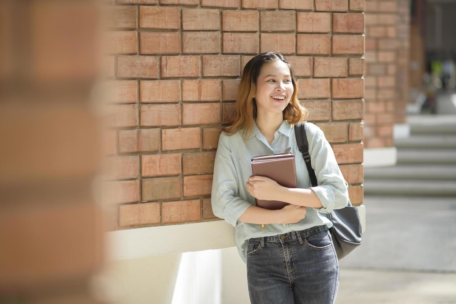 felice giovane studente universitario asiatico. foto