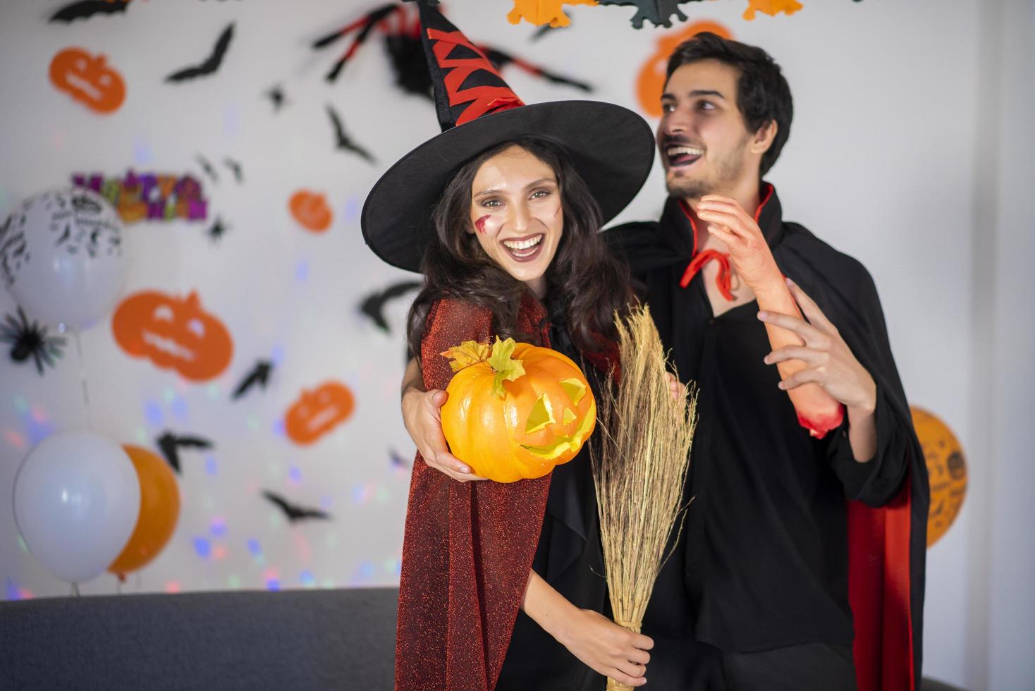 coppia felice di amore in costumi e trucco per una celebrazione di halloween foto