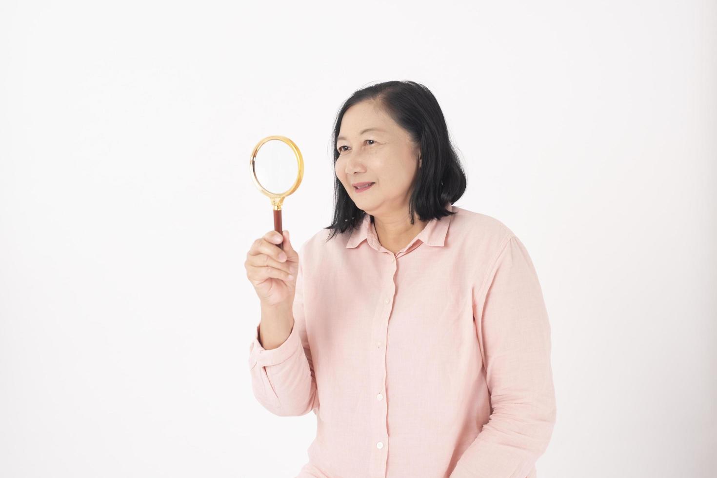 donna anziana asiatica su sfondo bianco foto