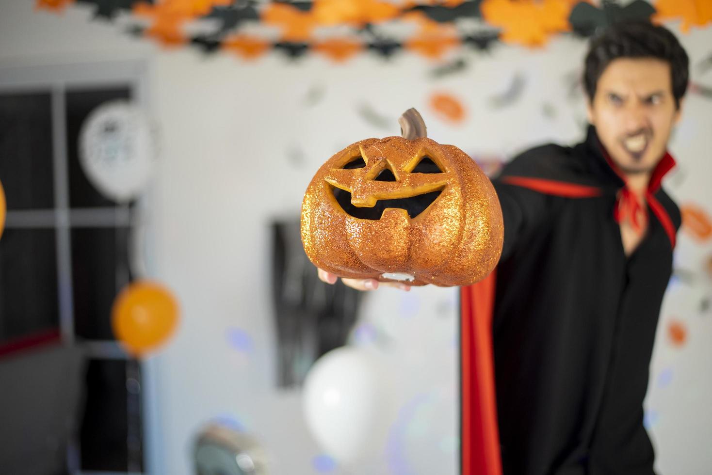 coppia felice di amore in costumi e trucco per una celebrazione di halloween foto