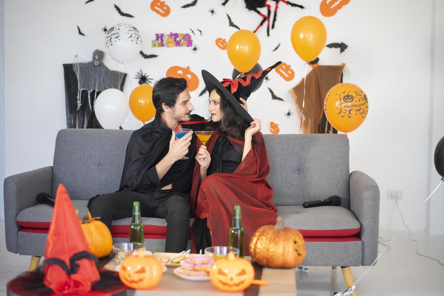 coppia felice di amore in costumi e trucco per una celebrazione di halloween foto