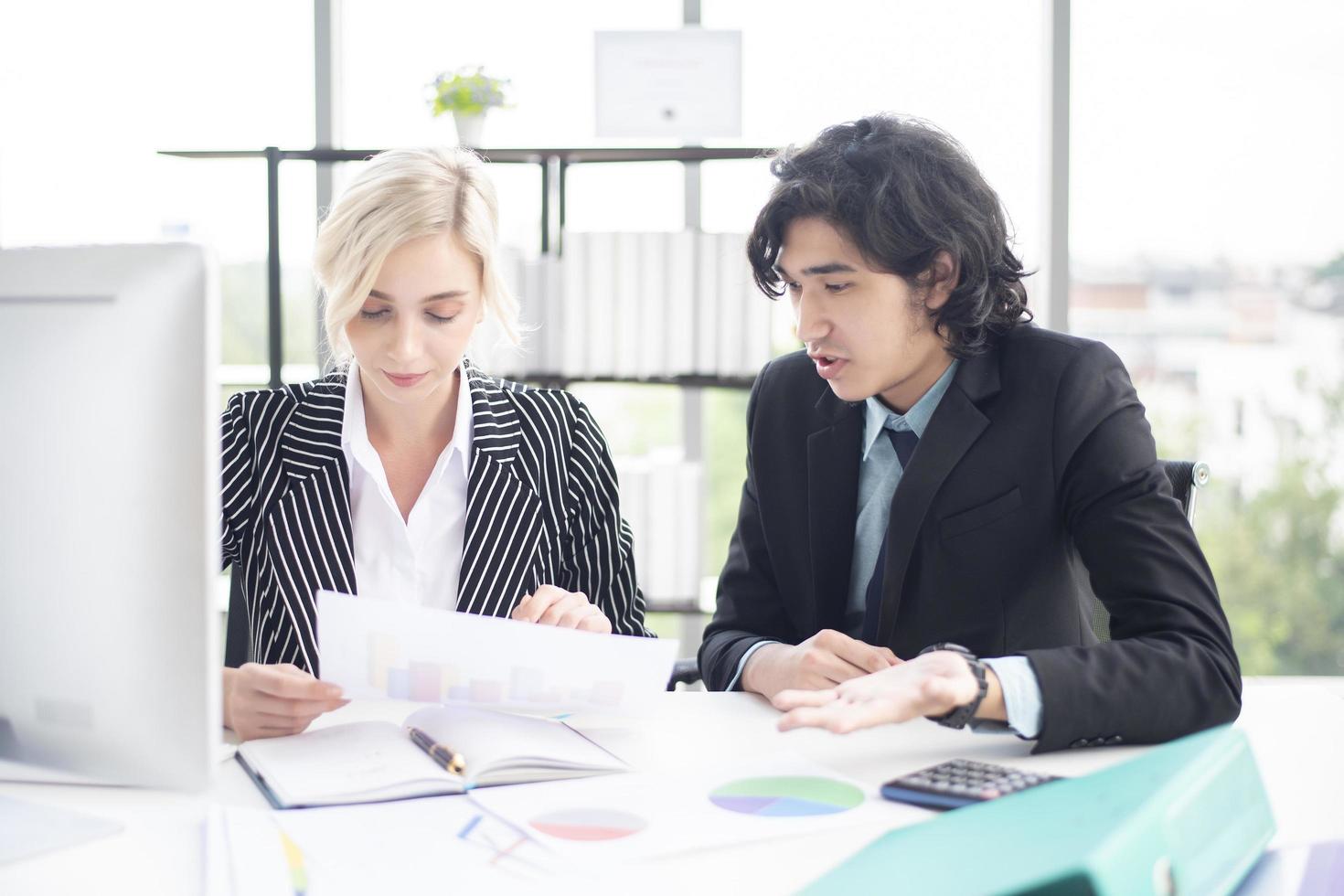 l'uomo d'affari e la donna d'affari sono dati aziendali analitici, concetto di business plan foto