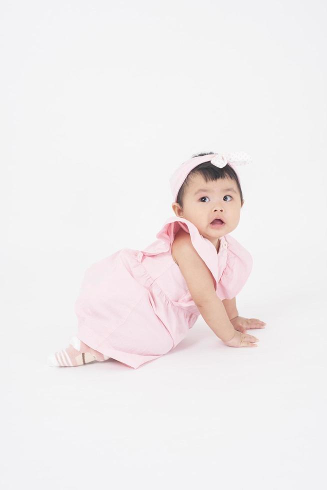 adorabile bambina asiatica è ritratto su sfondo bianco foto