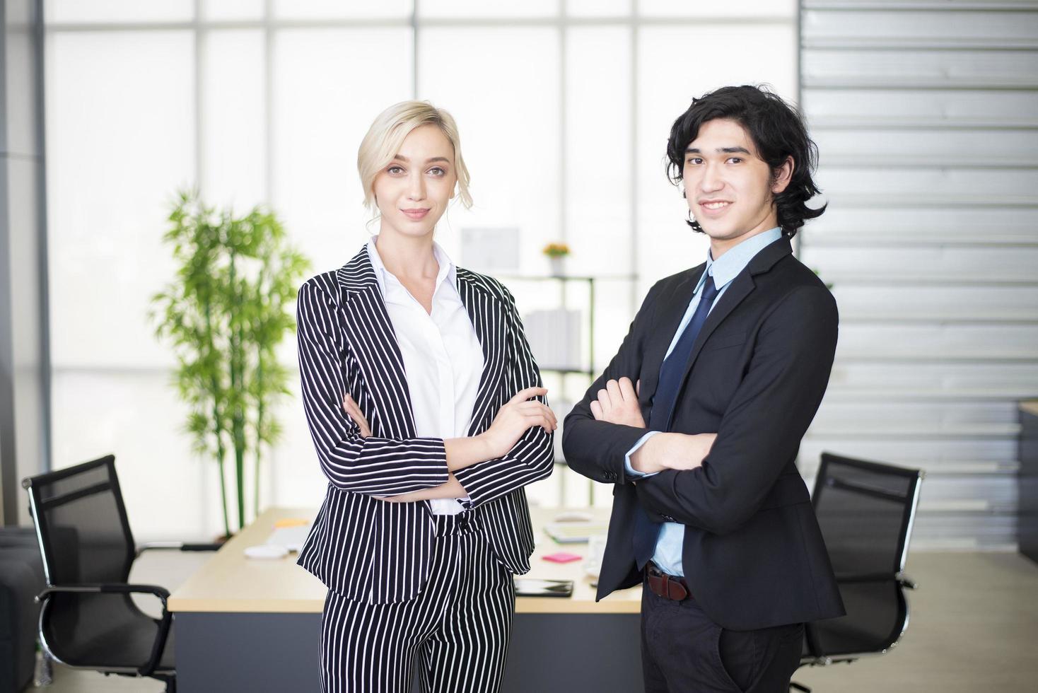 gli uomini d'affari sono fiduciosi nel posto di lavoro in ufficio foto