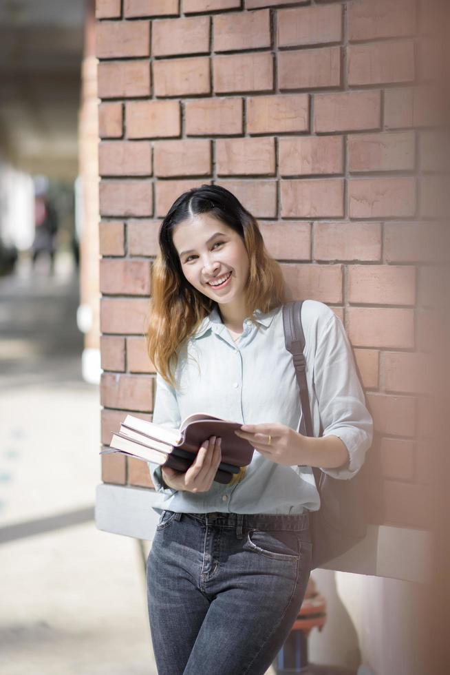 felice giovane studente universitario asiatico. foto