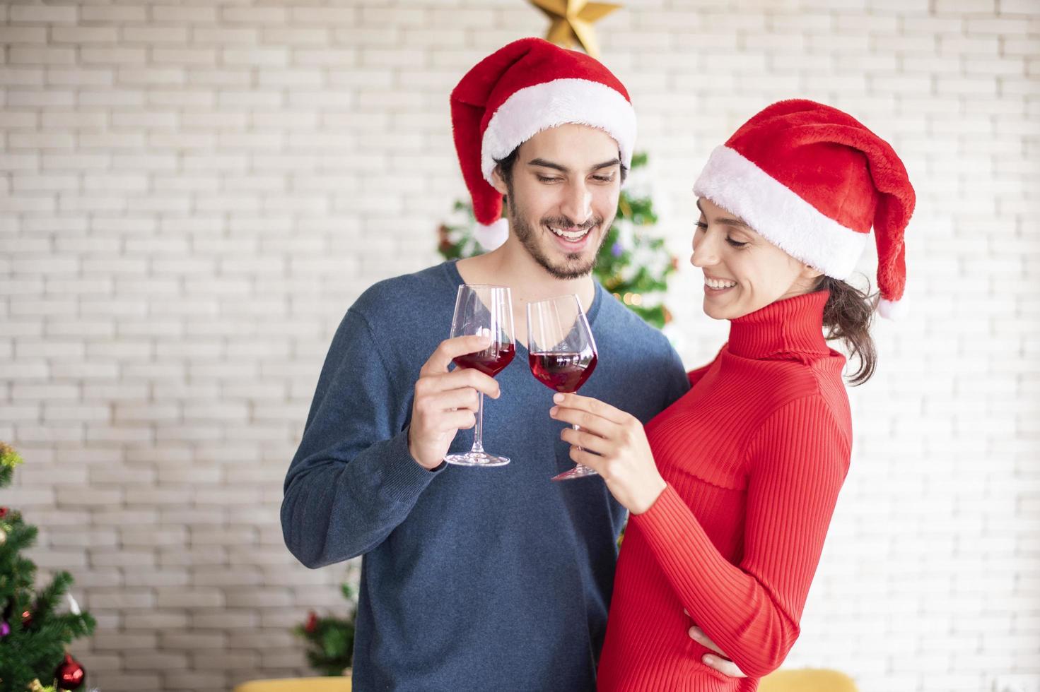 le coppie caucasiche attraenti dell'amore stanno celebrando il natale in casa foto