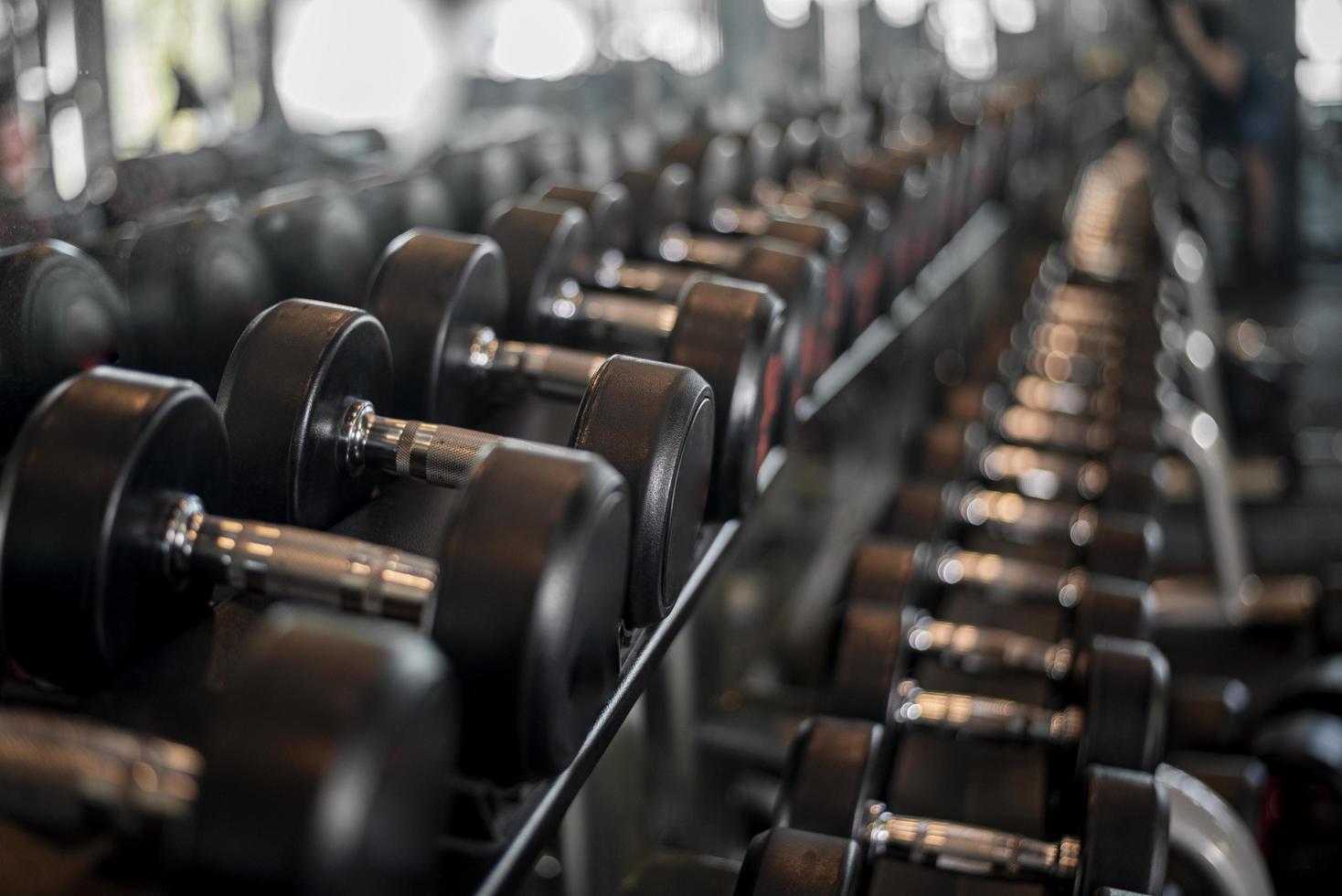 fila di manubri in palestra foto