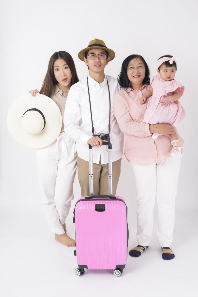 la famiglia asiatica felice è pronta a viaggiare su priorità bassa bianca foto