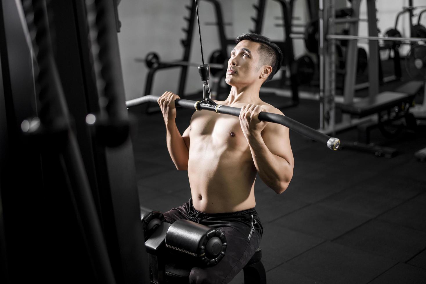 bodybuilder uomo fitness muscolare è allenamento in palestra foto
