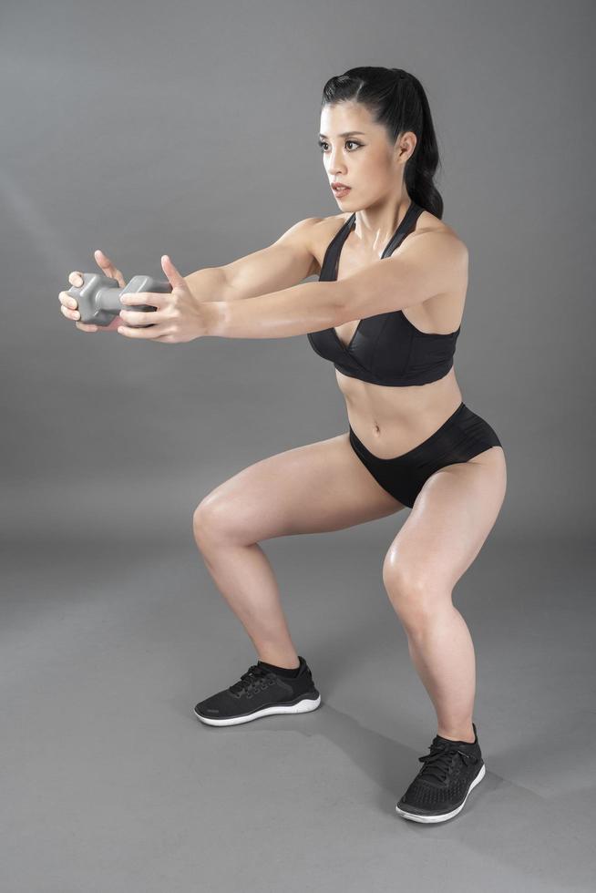 bella donna body builder fitness in studio foto
