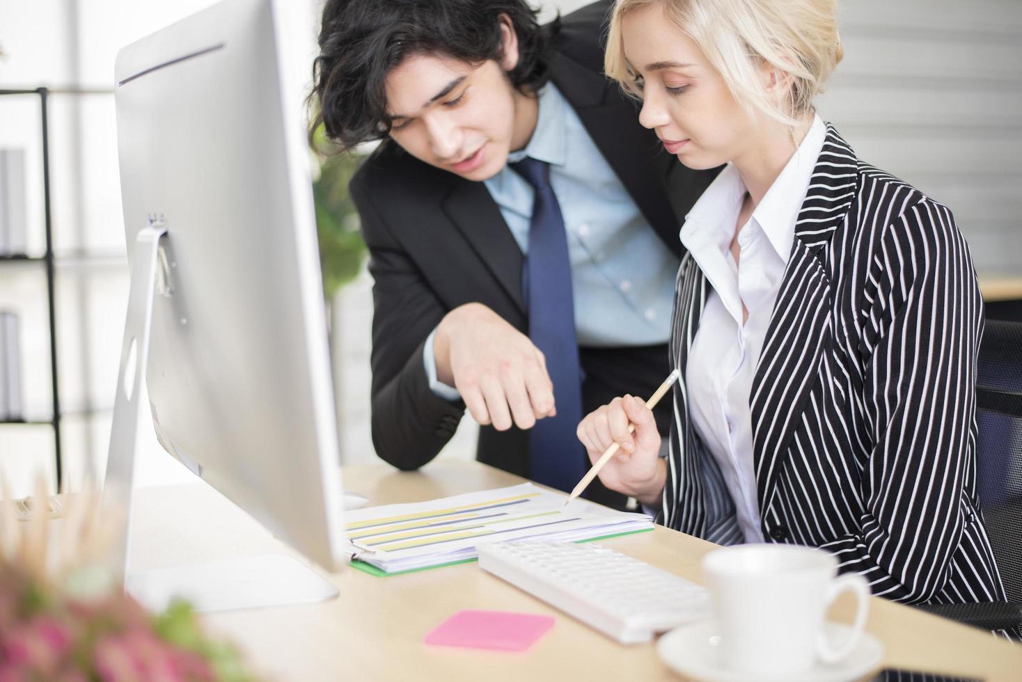 l'uomo d'affari e la donna d'affari sono dati aziendali analitici, concetto di business plan foto